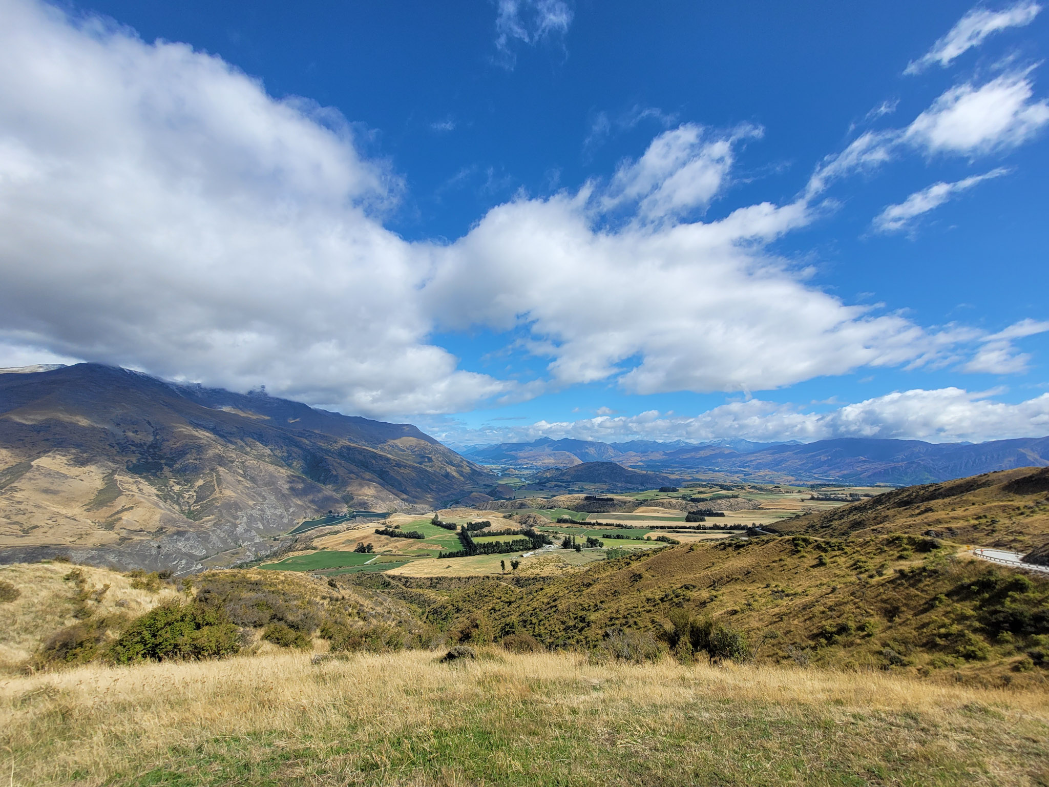 Crown Range Summit mit Blick nach Queenstown
