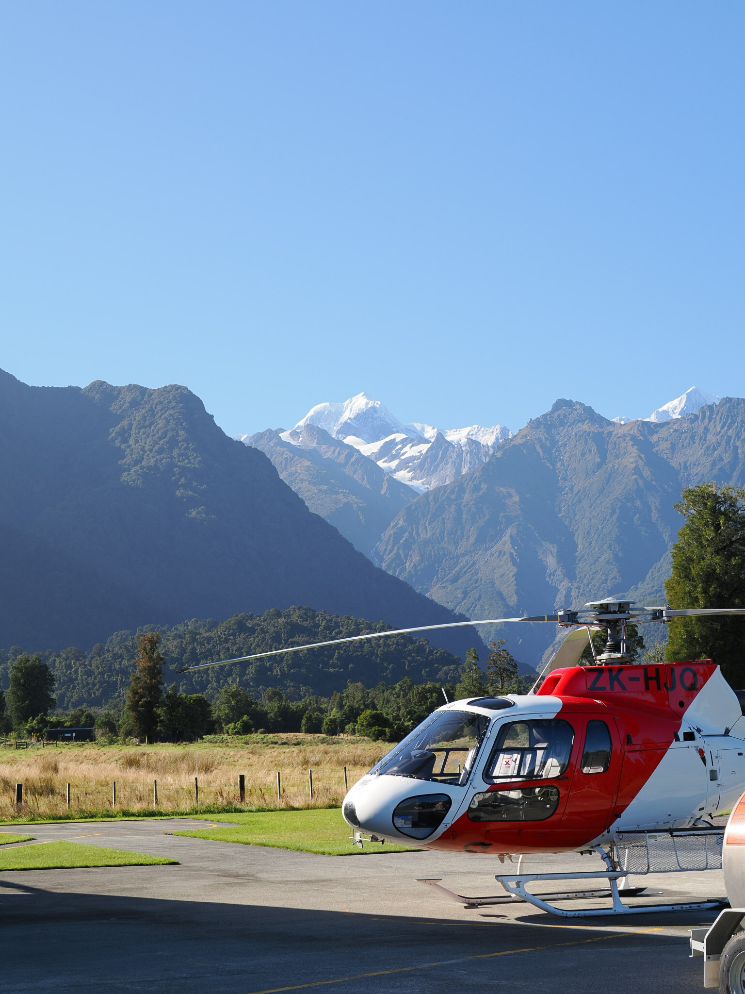Mt Tasman links und Mt Cook rechts mit den weissen Kappen, unser Shuttle davor